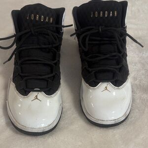 Nike Air Jordan Max Aura Kids Black and White Sneakers with Gold Accents Size 3Y